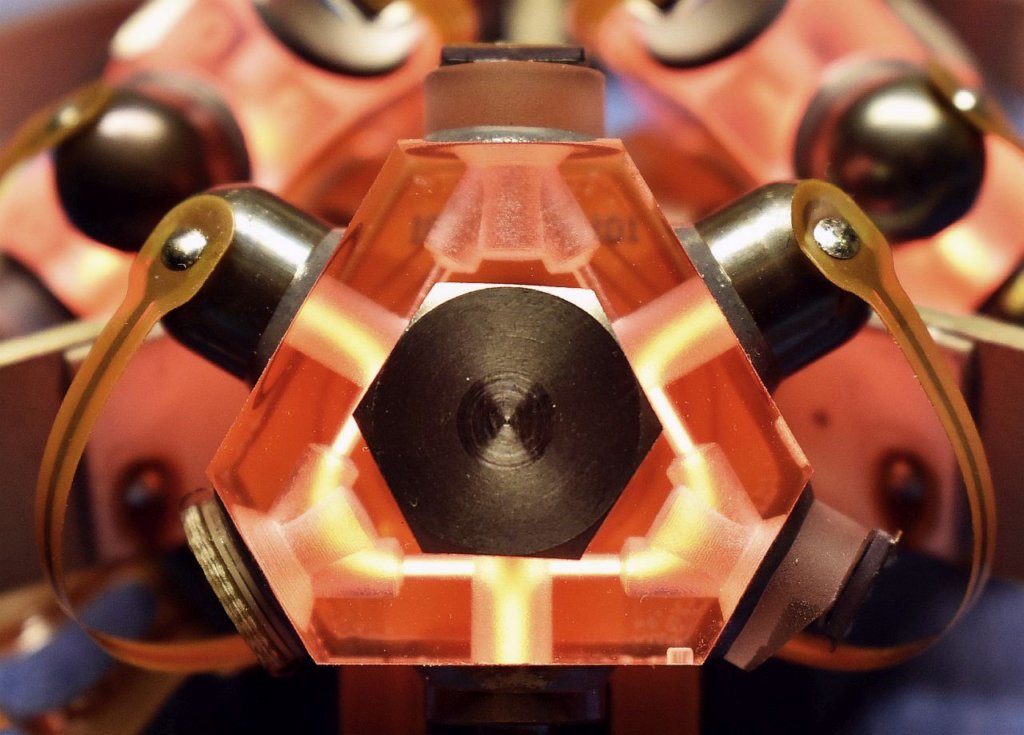 hg1700gg1308_laser_block_glowing6.jpg