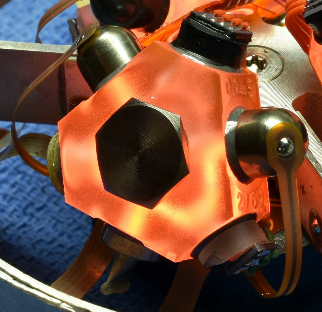 hg1700ag13gg1308_ring_laser_gyro_assembly_glowing6.jpg